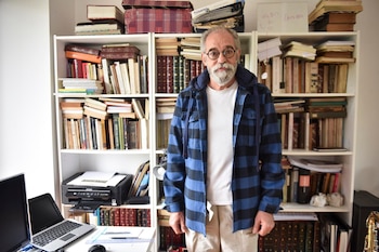 En su escritorio repleto de