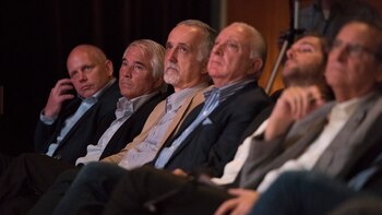 En el centro, los directivos