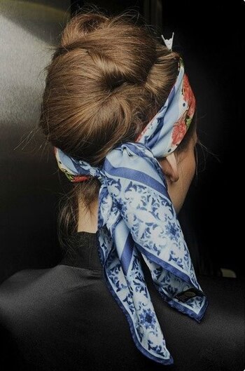 En la cabeza como vincha,