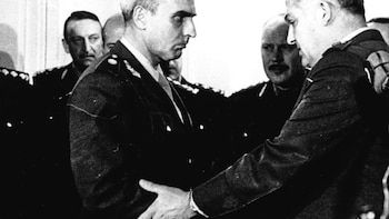 El general Arturo Corbetta saluda