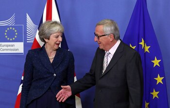 Theresa May y Jean-Claude Juncker,