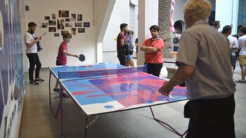 Dentro de las actividades, hubo una visita guiada por las muestras de fotografía y visuales de la mano de Marcos López y Eva Grinstein.