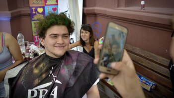 Los jóvenes se pudieron teñir el pelo de distintos colores y compartirlo en sus principales redes sociales
