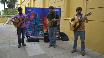 La terraza del Recoleta vibró con la música teatral y energética de Zero Kill, la melodía y el baile de Louta y Mi amigo invencible, la banda mendocina que envuelve al público con sus canciones y sonido del nuevo indie rock argentino con el beat de percusiones, ritmos del folklore y el rock latinoamericano