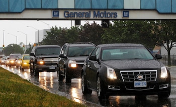 Una fila de vehículos cerca