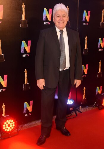 Carlos Sciacaluga con un traje clásico negro y corbata metalizada a rayas
