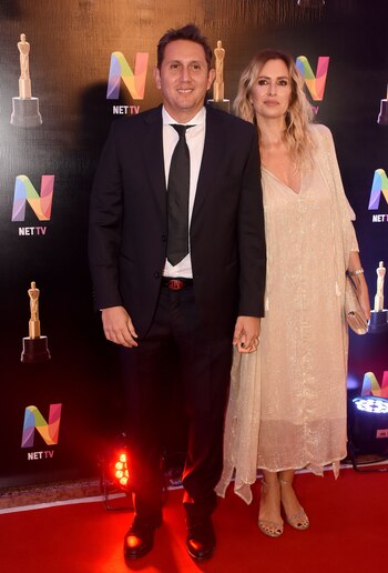 Juan Pablo Varsky y Lala Bruzoni. El lució un esmoquin negro, con camisa blanca y corbata. Su mujer lo acompaño con total look en nude. Túnica de seda corte midi, sandalias a tono y clutch dorado