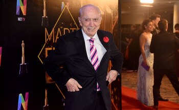 Cacho Fontana dijo presente con una corbata llamativa. Rayada rosa, blanca y azul. ¿El detalle? un boutonier de flor