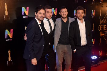 Mariano Kloss junto a su equipo. Él lució un esmoquin azul noche, corbata a tono y camisa blanca. Su equipo lo acompañó a la entrega