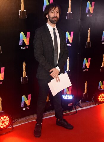 Clemente Cancela, un look canchero. Eligió combinar su esmoquin estampado con zapatillas de lona