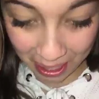 La joven no pudo ocultar