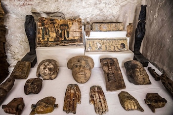Distintos artefactos halladas en las tumbas a orillas del Nilo (AFP)