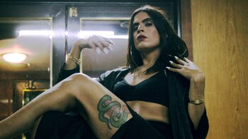 Con un estilo determinado e