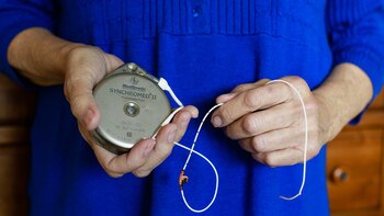 Bonnie Magar sostiene la bomba