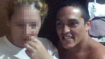 La mujer golpeada junto al