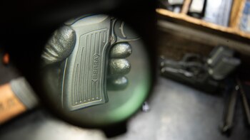 La marca en la empuñadura.