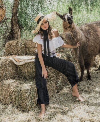 Blusa con volado y puntilla