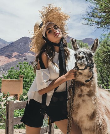 Blusa con recortes, short con