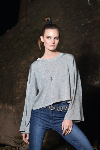 Suéter plateado con brillos ($ 4.200, Uma), jean y collar con cadena ($ 3.300 y $ 1.200, Vitamina) y cinturón y aros ($ 1.490 y $ 540, Teófila).