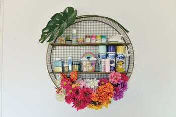 Una repisa circular cubierta de