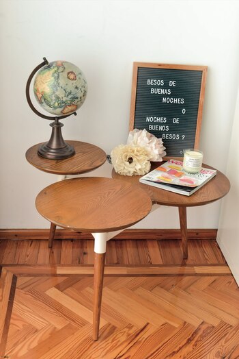 Un detalle de una mesita