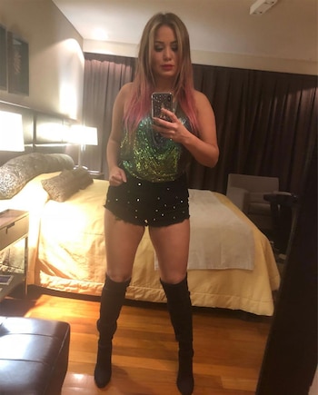 La cantante lució un mini