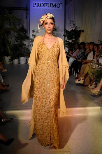 En ocre, un vestido de
