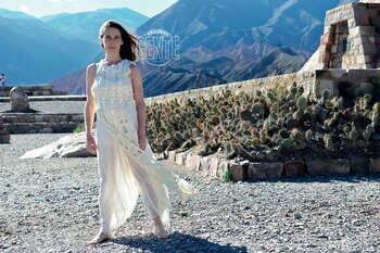 A cara lavada, descalza y