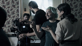 Parte del equipo de “Sola” en plena grabación