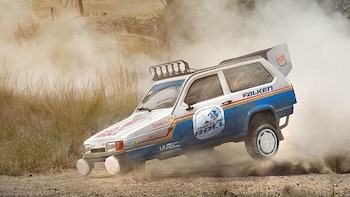 El Reliant Robin nació en 1970 y tiene tres ruedas. Su estabilidad en carrera sería dudosa.