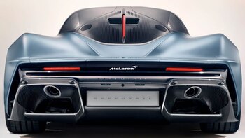 Atrás tiene un difusor y