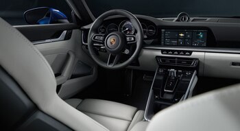 Porsche 911 Carrera 4S, el interior es parecido a Cayenne y Panamera.