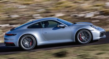Porsche 911 Carrera 4S, tiene una velocidad máxima superior a los 300 km-h.