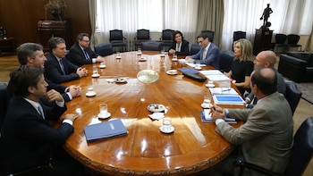 La reina con funcionarios de