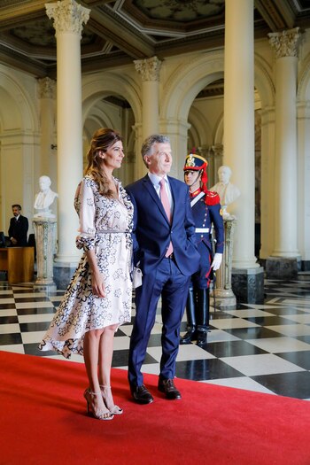 Mauricio Macri y Juliana Awada a la espera del matrimonio presidencial francés