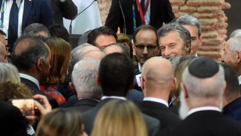 Mauricio Macri rodeado de dirigentes,