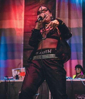 Eslabrava fue invitada a cantar