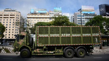 El camión que transporta la
