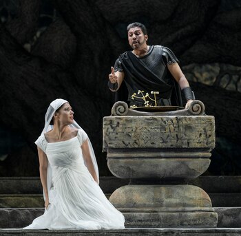 Annalisa Stroppa como Adalgisa, junto