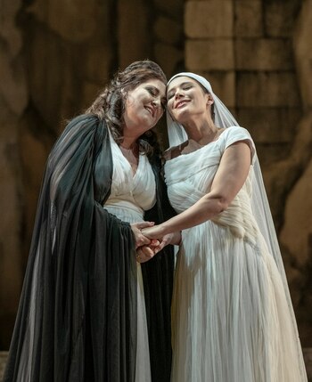 Norma (Anna Pirozzi) junto a