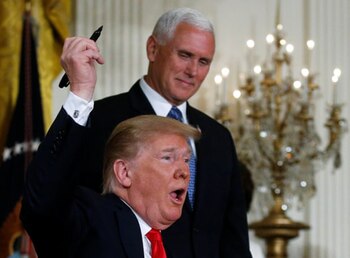 Donald Trump con su marcador