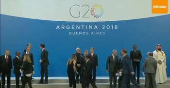 El príncipe árabe mira para