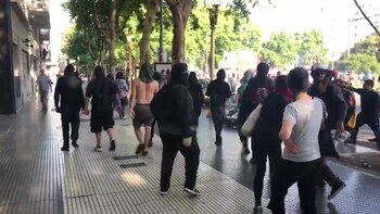 Encapuchados en retirada en Plaza