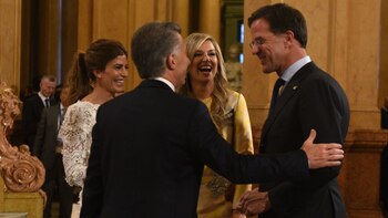 La reina Máxima de Holanda junto a Mauricio Macri y Juliana Awada en el Teatro Colón