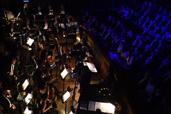 La orquesta, dirigida por Nicolás