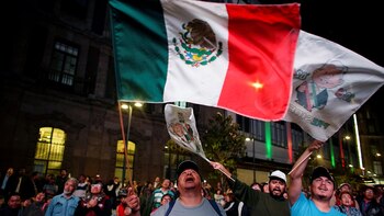 La gente de nuevo llenó