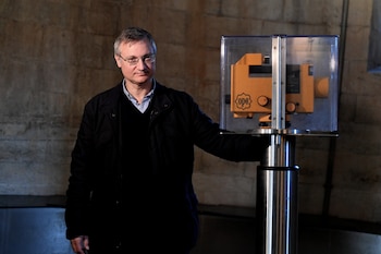 Squeglia posa junto a un