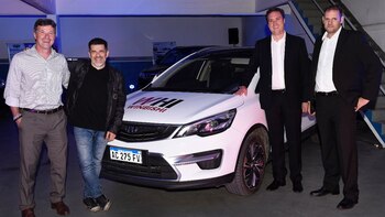 Federico Mayora, gerente general de Geely, Julián Weich, Patricio Winograd, de Winbishi Argentina, y Pablo Rivero Segura en el lanzamiento del concesionario Geely en la avenida Ángel Gallardo 155, en el barrio de Villa Crespo