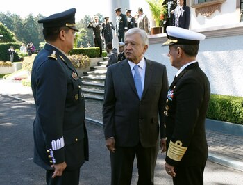 Militares y marinos son de