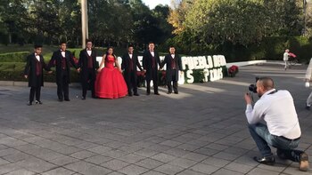 Posaron frente a una jardinera